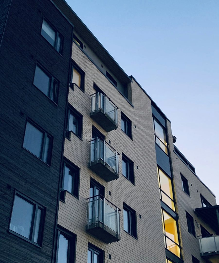 Fassade einer modernen Wohnanlage mit Balkonen