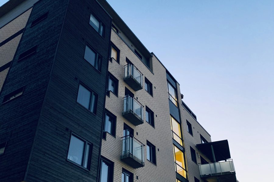 Fassade einer modernen Wohnanlage mit Balkonen